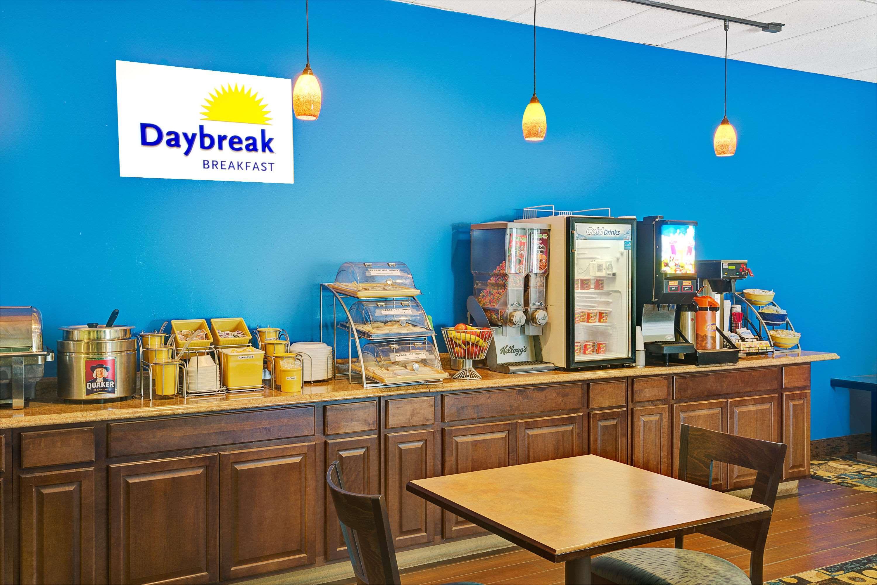 Days Inn By Wyndham Southington Ngoại thất bức ảnh