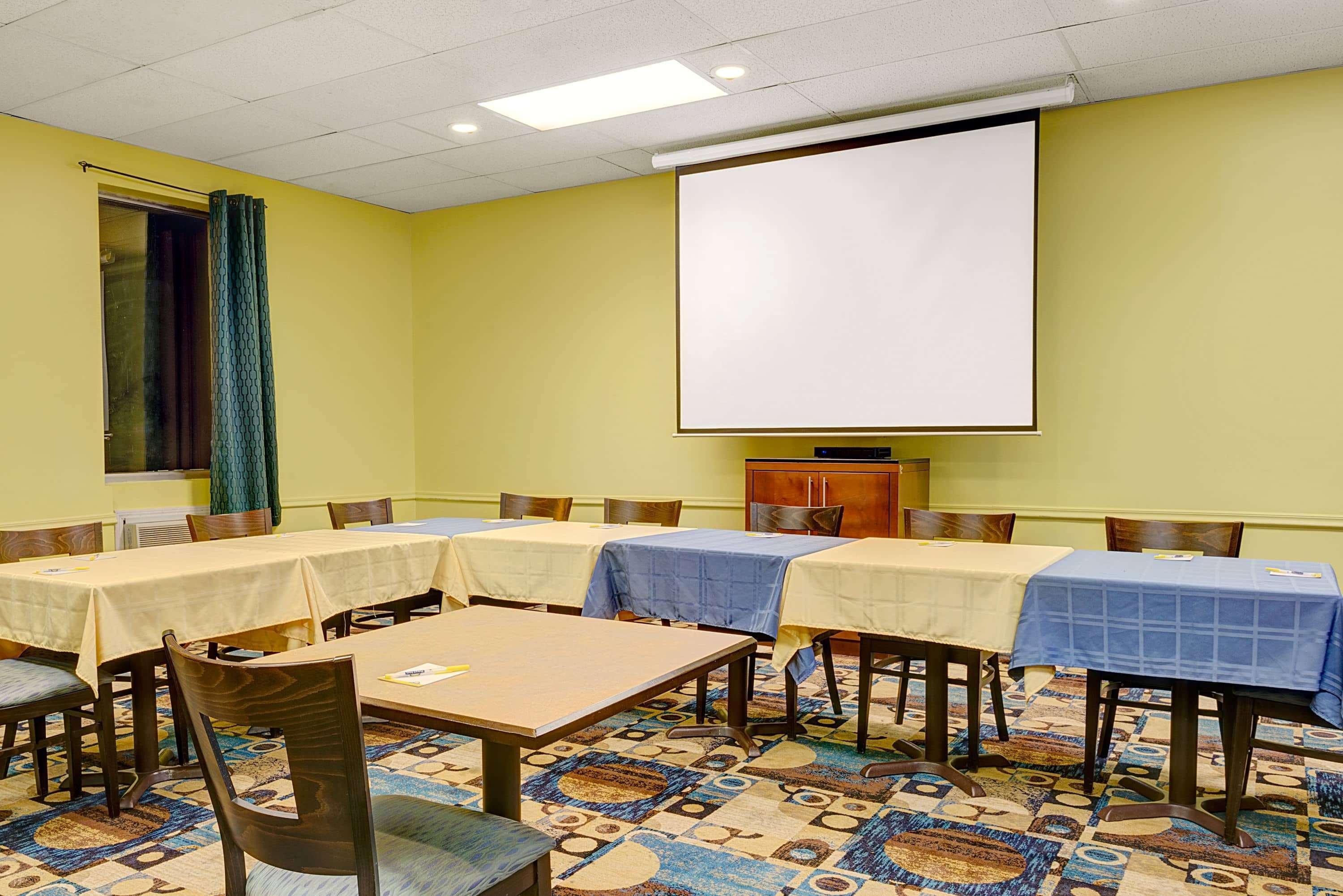 Days Inn By Wyndham Southington Ngoại thất bức ảnh