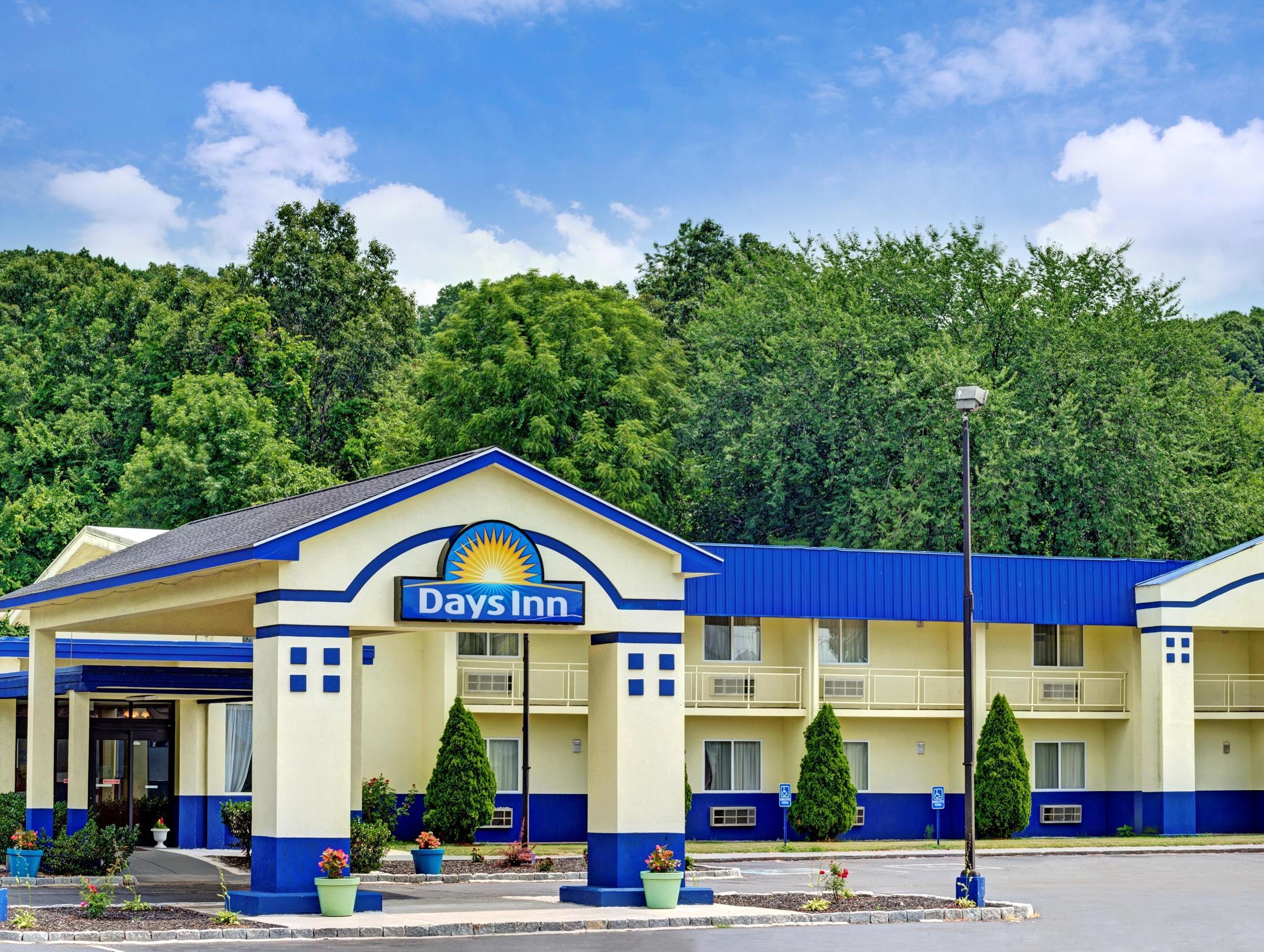 Days Inn By Wyndham Southington Ngoại thất bức ảnh