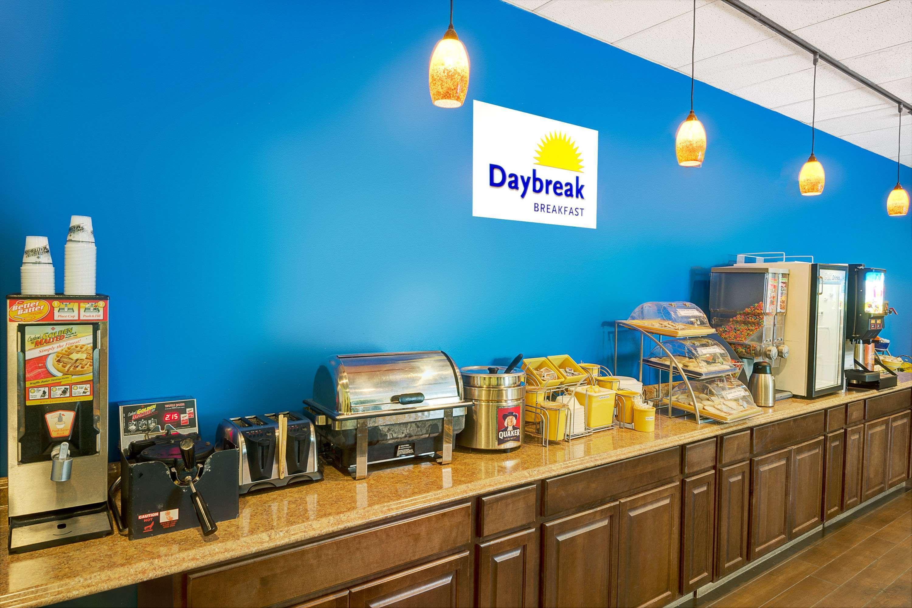Days Inn By Wyndham Southington Ngoại thất bức ảnh